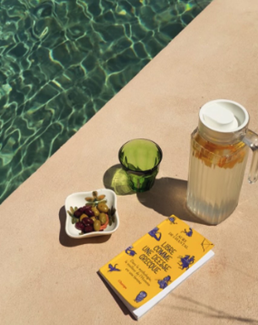 A cool drink and a book beside the safareig