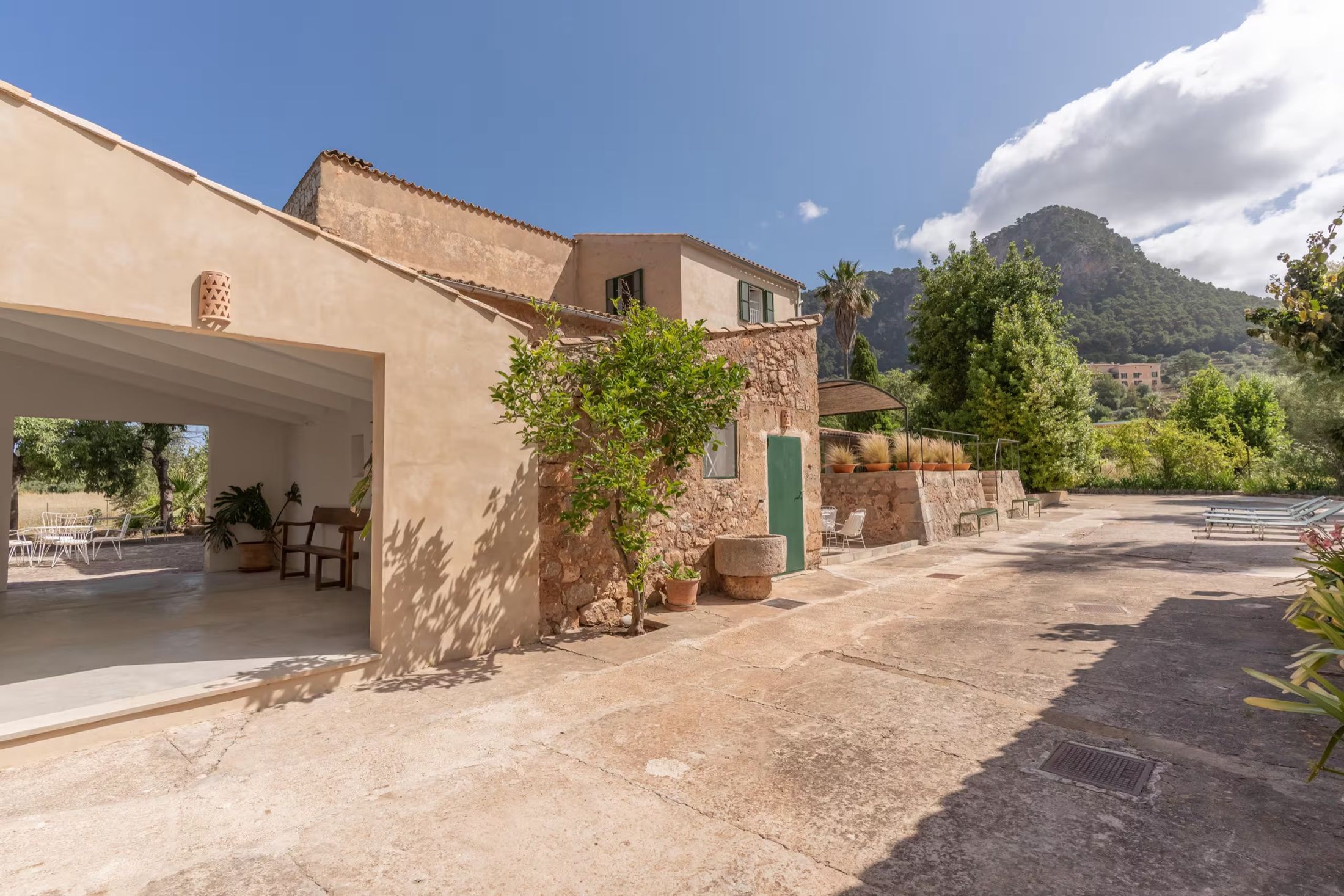 The entrance courtyard at Sa Sinia, with the house and the mountains behind