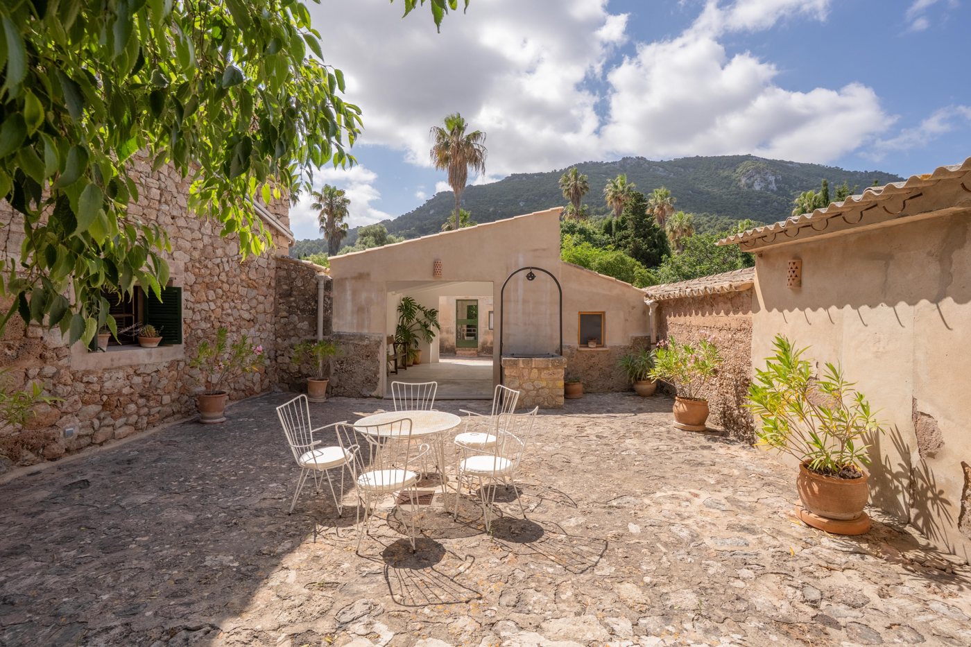 The well courtyard · Finca Sa Sinia