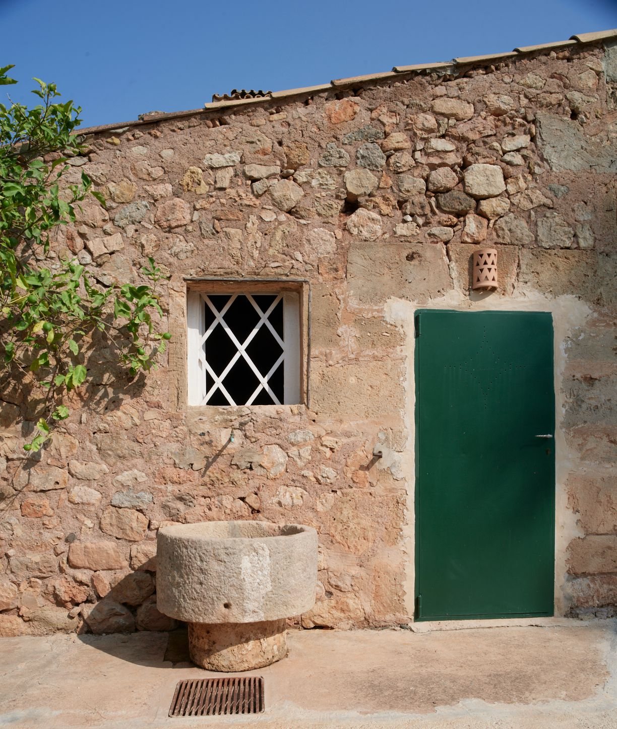 Small stone building with a green door · Finca Sa Sinia
