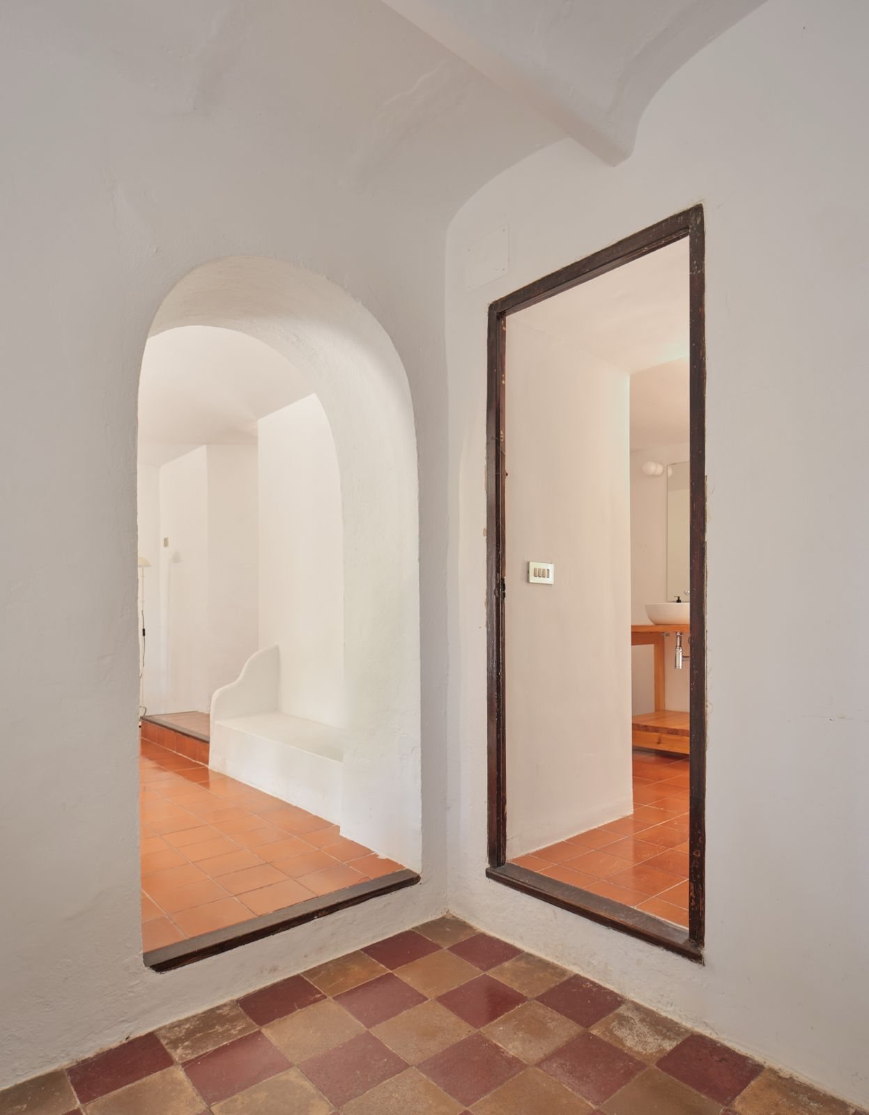 Wooden doors and whitewashed arch · Finca Sa Sinia