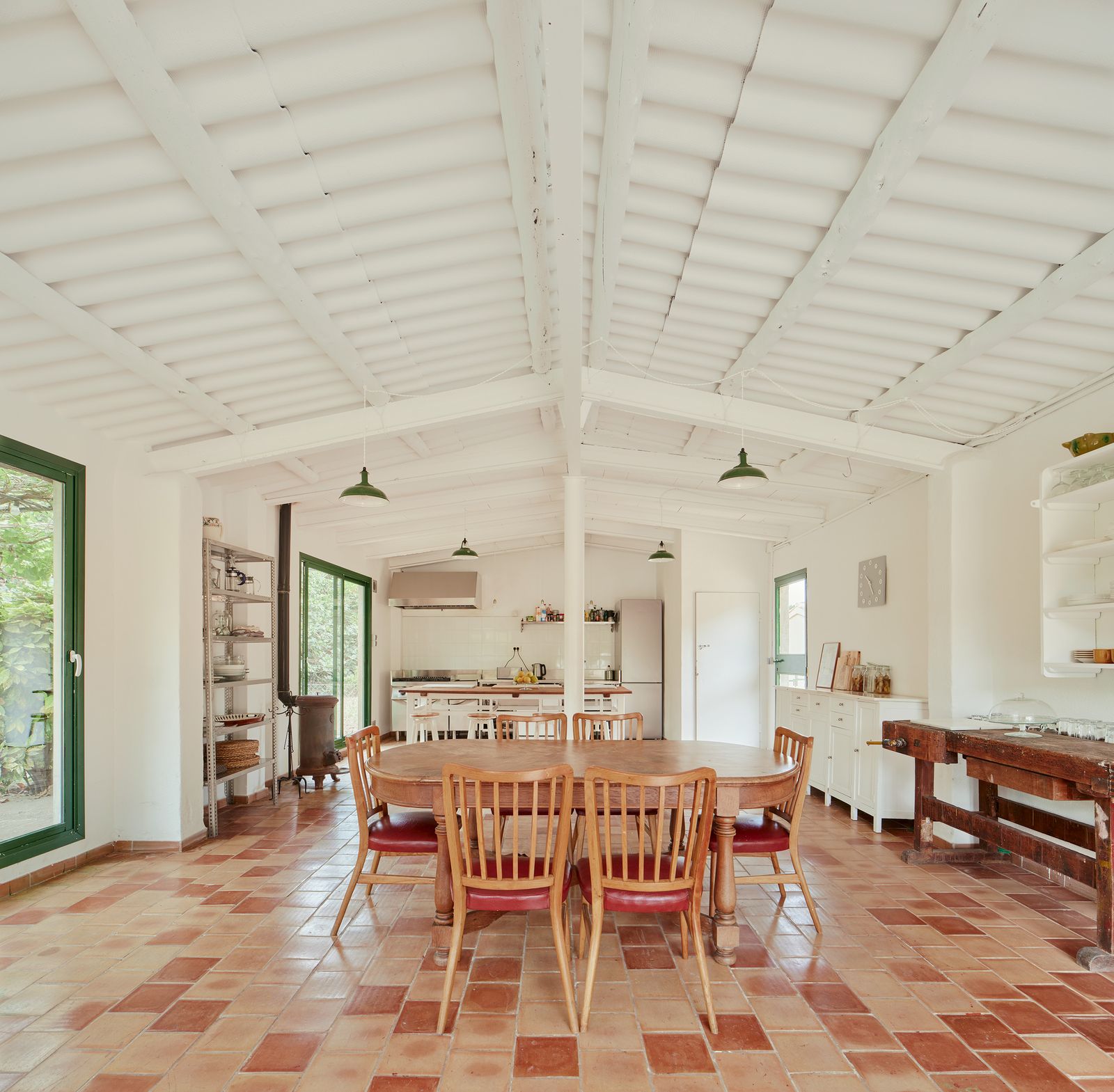 The kitchen & dining room in the studio