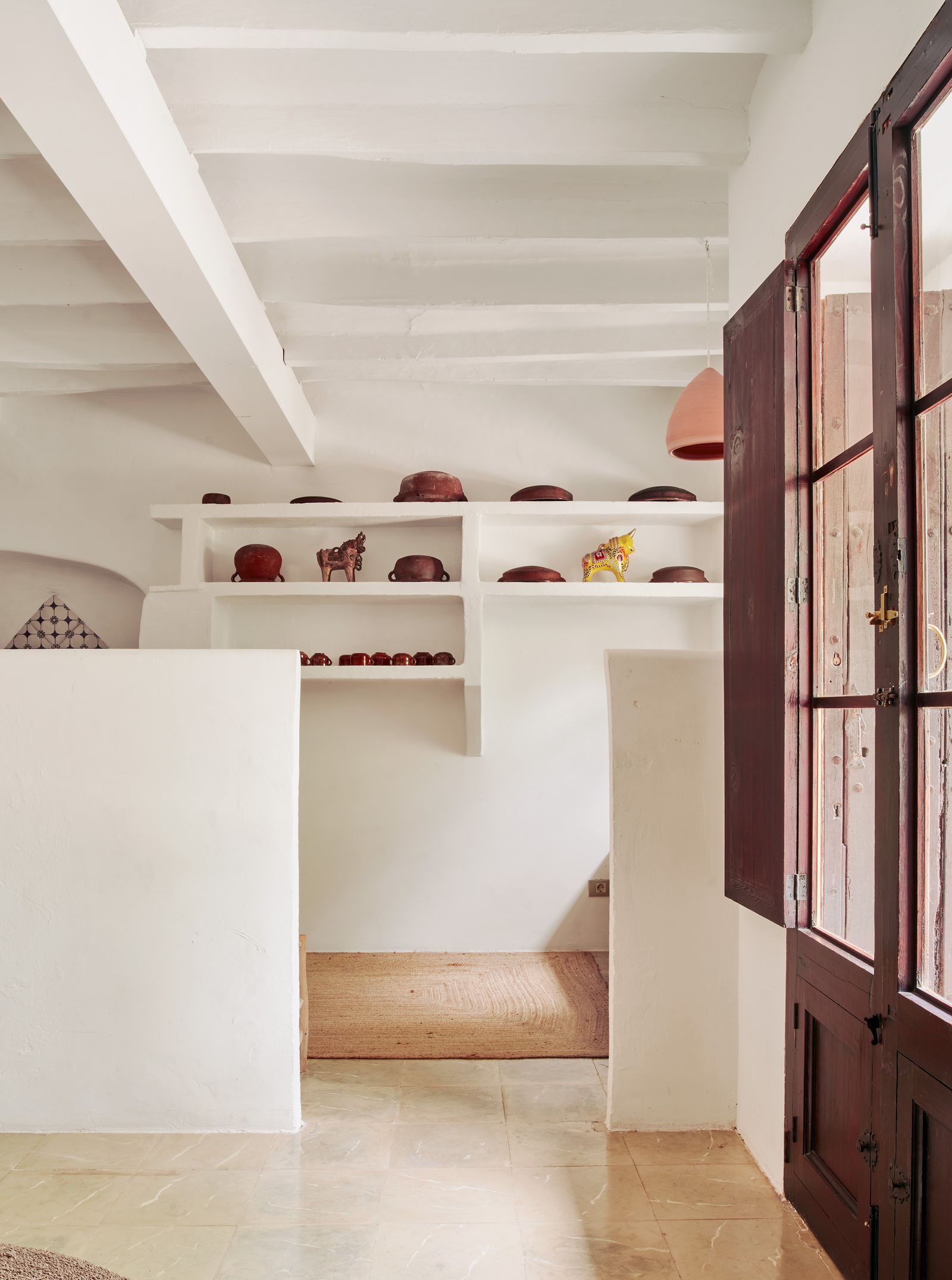 Pantry with an arched door