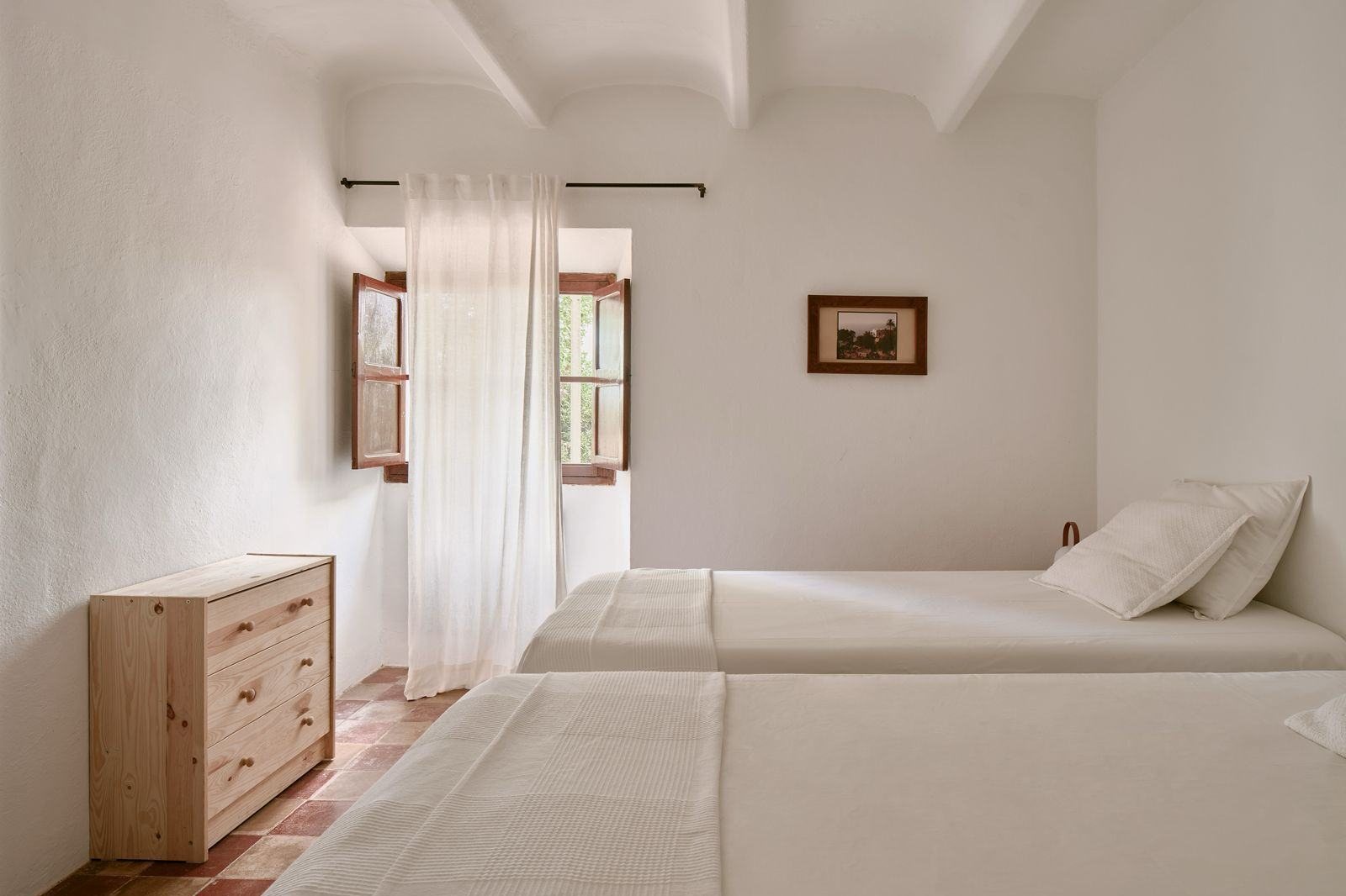 Amos bedroom: two single beds, a light-wood chest of drawers and a curtained window