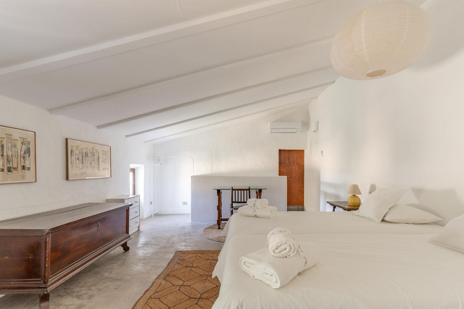 Ático bedroom: two single beds under the roof, with an antique chest