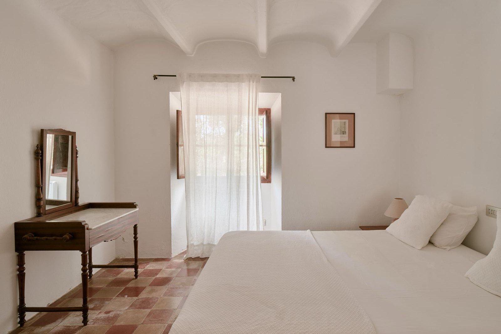 Jardín bedroom: queen-size bed and a window onto the garden