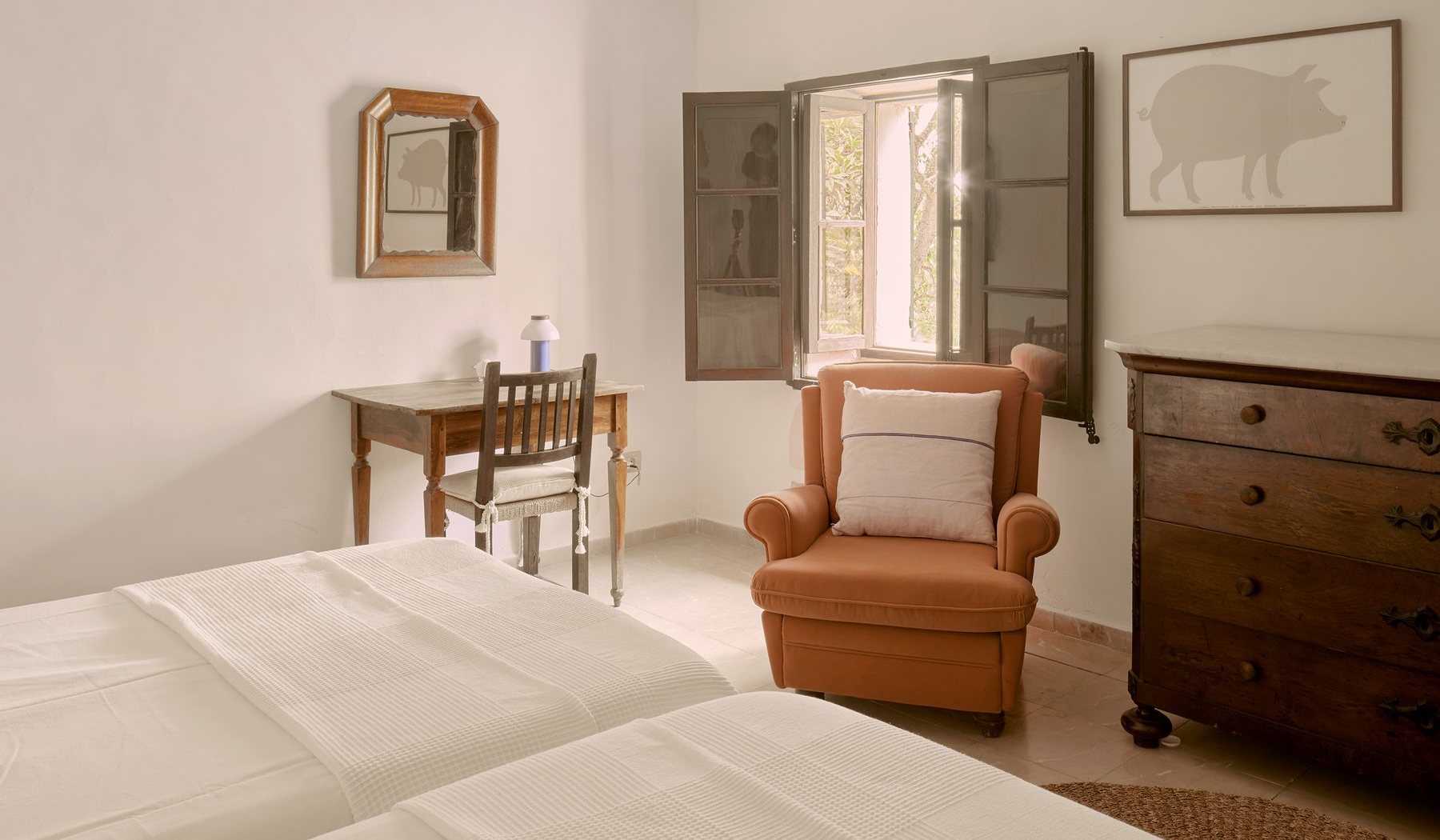 Niñas bedroom: two single beds, an armchair by the window, a desk and an antique chest of drawers