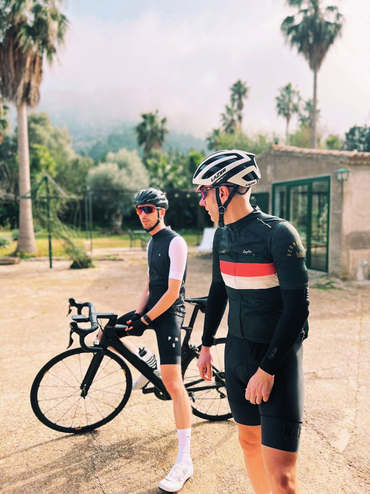 Cyclists with their bikes beside the finca